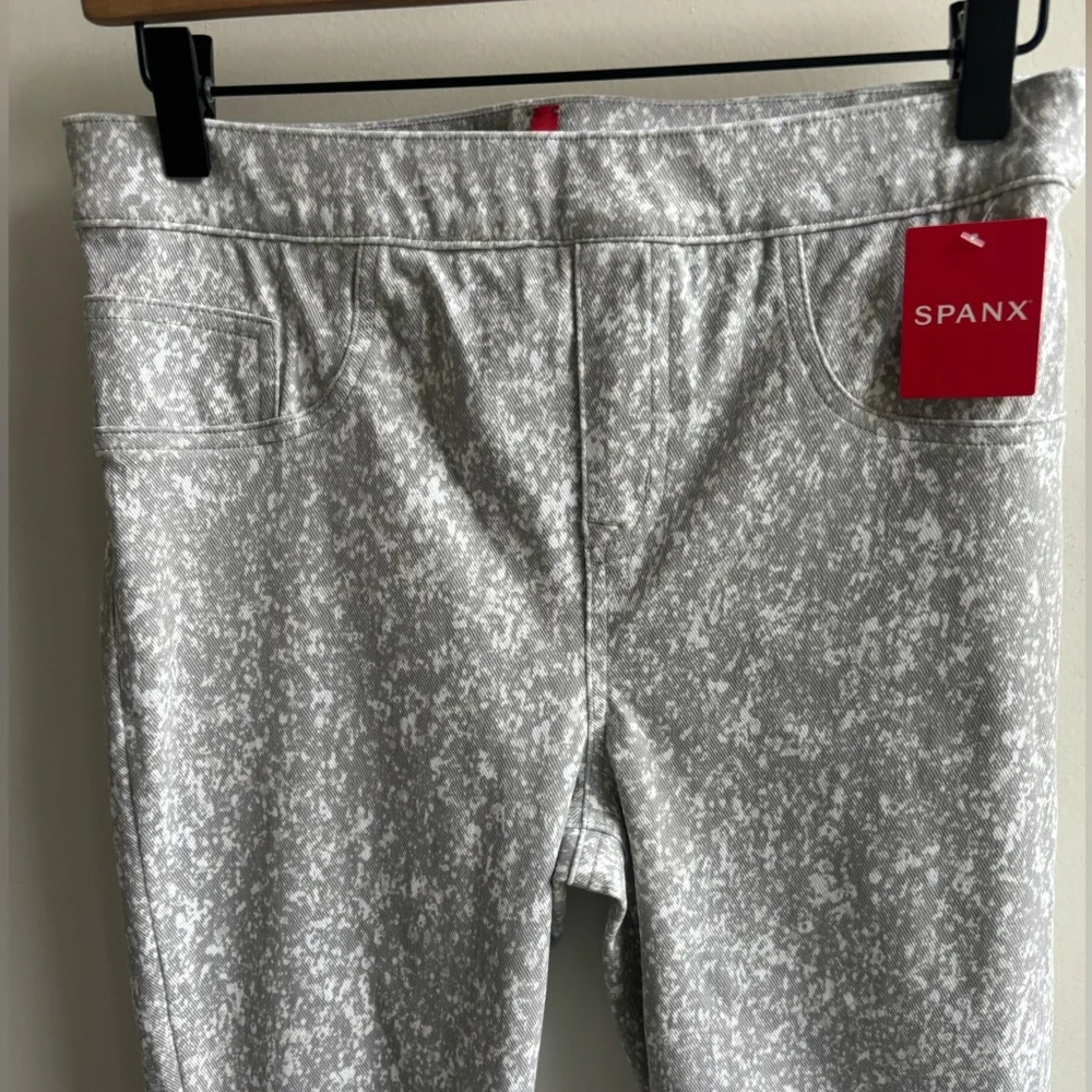 Spanx NEW WITH TAGS Tummy Control Ankle Jean-Ish Leggings medium layered‎